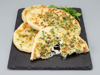 Cheese And Garlic Naan