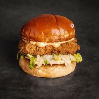 Hamburguesa De Pollo Crujiente Con Papas Fritas