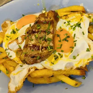 Huevos rotos con foie a la brasa