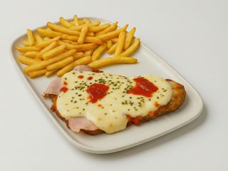 Plato De Milanesa Napolitana Y Patatas Fritas
