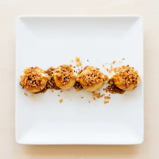 Cheese mochi frito con salsa teriyaki ,mayonesa picante y cebolla frita (4 pzs.)