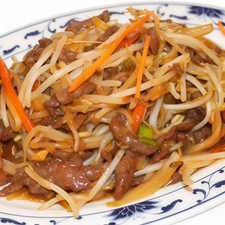 Ternera salteada con brotes de soja