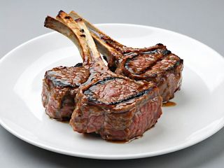 Chuletón vacuno irlandes a la brasa de vaca madurada con guarnicion