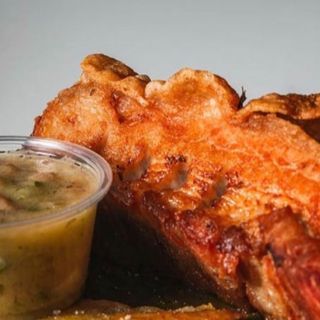 chicharrón con arepa
