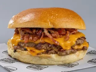 Burger  Cheese Bacon BBQ. Con Papas