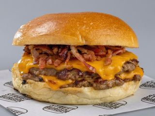 Burger Cheese Bacon BBQ. Con Papas