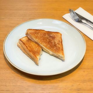 Bikini de jamón y queso