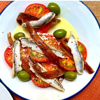 Tomate Partido Con Olivas Y Anchoas