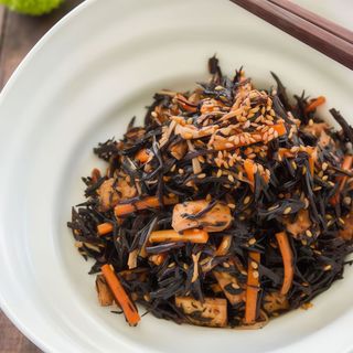 106A-Ensalada Hijiki Y Raíz De Loto Japonesa