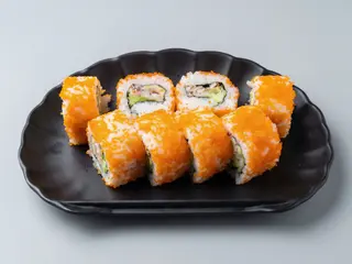 83A-Uramaki Cangrejo De Concha Blanca, Lechuga Y Tobiko (8 Pzs.)