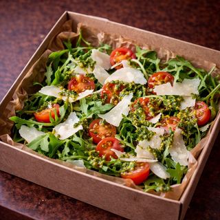 Rúcula, Parmesan, tomate cherry y pesto