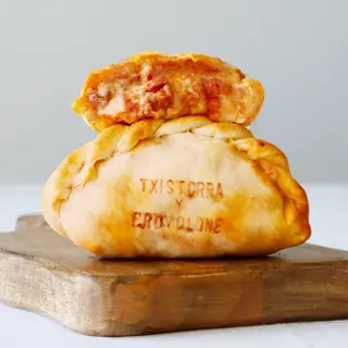 Empanada de Txistorra y Provolone