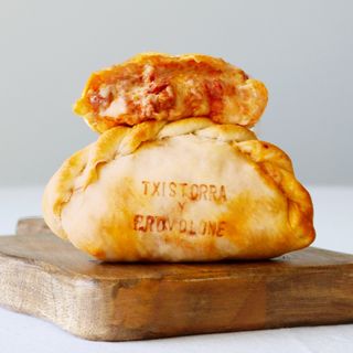 Empanada de Txistorra y Provolone