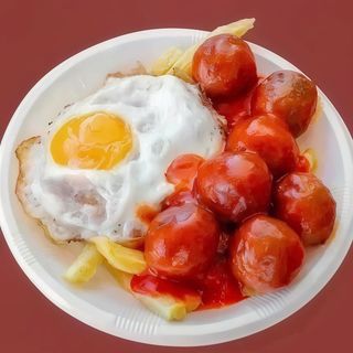 Combinado Patatas, Huevo y Albóndigas en Tomate