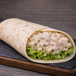 Enrollado de ensalada de pollo pollo picado con mayonesa