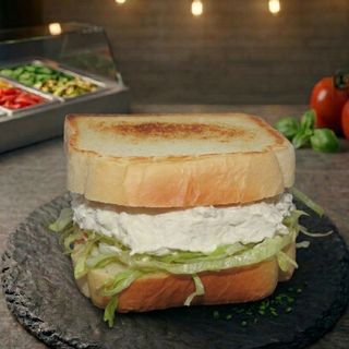 Sándwich De Ensalada De Pollo