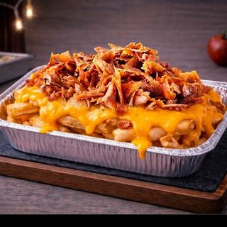 Patatas con cheddar y kebab