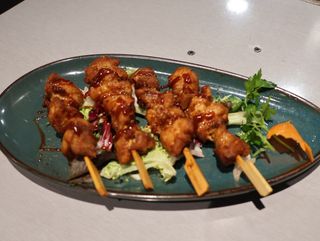 61. brochetas de pollo barbacoa (4 pinchos)