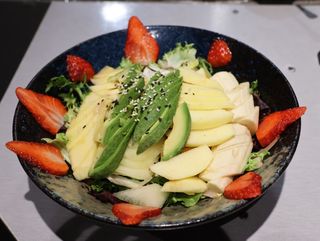 1. ensalada  de aguacate con frutas de temporadas