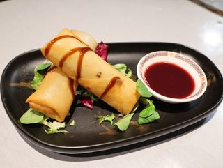 9. Rollitos Paquetitos De Pato Crujiente Con Salsa Ciruela  (2 uds.)