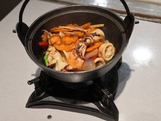 70. Calamares Con Verduras Sirviendo En Cazuela Caliente