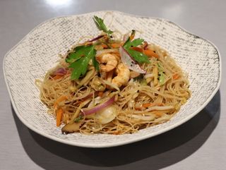 42. fideos de arroz con carnes y verduras orientales en salsa soja