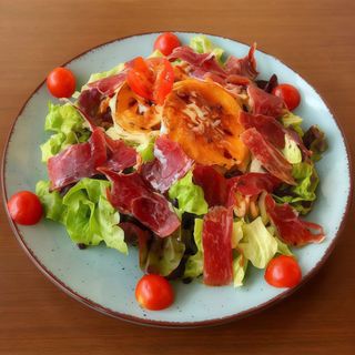 Ensalada ibérica con rulo de cabra y vaca