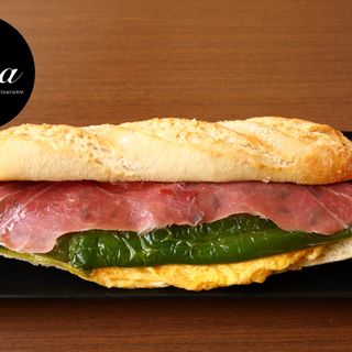 57. Bocadillo con tortilla francesa, jamón, queso y p.verde
