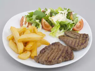 Ternera, Patatas Y Ensalada