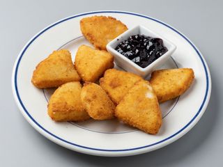 Queso Frito Y Mermelada De Arándanos