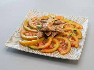 Tomate Aliñado con Melva Plato
