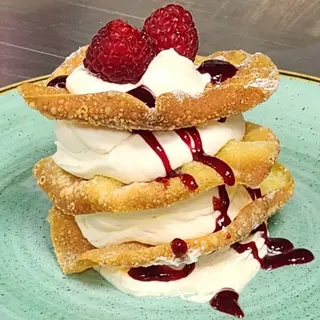 Chantilly, obleas y frambuesas