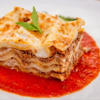 MARTES. Lasaña de vaca madurada al carbón