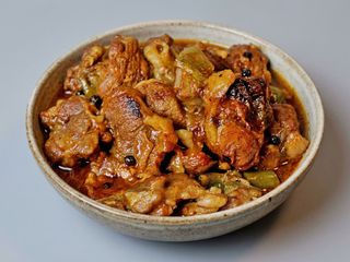 VIERNES. Caldereta de cordero segureño.