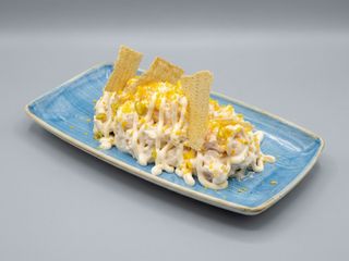 Ensaladilla de langostinos, patata, yema curada y piparra