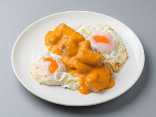 Esturión confitado Riofrio, carbonara y huevos fritos