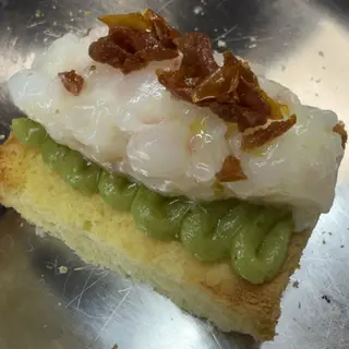 Tartar de langostinos, lima, guacamole y tomate seco. 2Uds