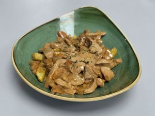 Delicias de pollo al Oporto con sus patatas fritas