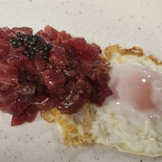 Tartar de atun rojo de almadrana, huevos y caviar naccari de Riofrio