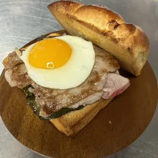 Manolito, ventresca de atún rojo, pimiento verde y huevo. 2 Uds