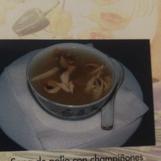 Sopa de pollo con champiñones