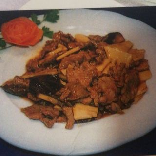 Ternera con bambú y setas chinas