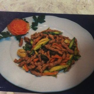 Ternera con espárragos y mazorca