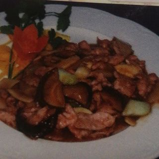 Cerdo con bambú y setas chinas