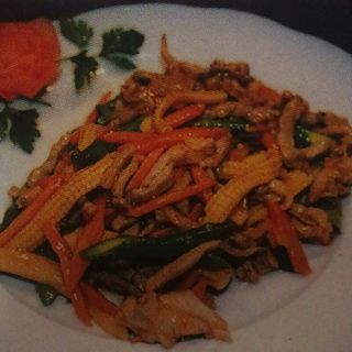 Cerdo con espárragos y mazorca