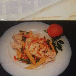 Pollo con espárragos y mazorca