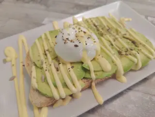 Menú Benedict al aguacate