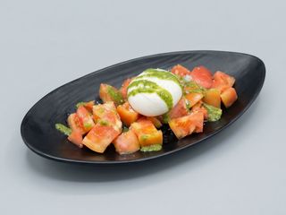Ensalada Tomate Rosa Con Burrata Fresca