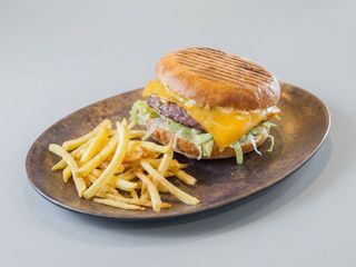 Hamburguesa de tomate, cheddar, lechuga, cebolla pochada y mahonesa