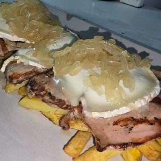 Solomillo con rulo de cabra y cebolla caramelizada